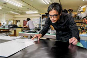 日本の革職人によるライダースジャケット作りに注目 ランドセルやたわしの工程も紹介