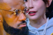 【朗報】NBAの中継に日本の人気セクシー女優が映り込む