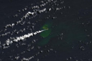 太平洋に小さな島が出現、トンガの海底火山噴火