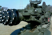 陸上自衛隊が装備する「坑道掘削装置」…めったに見られない巨大穴掘り機械の実力！