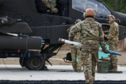 米陸軍AH-64Dアパッチ・ロングボウ攻撃ヘリコプターにロケット弾を補給…空中射撃訓練を実施！