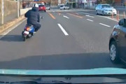 【動画】あたおかムーブで車に突っ込む原付が寝屋川市で撮影される。
