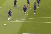 ◆悲報◆エンバペさん、試合前シュート練習でラボーナ空振り＆左足盛大に枠外を披露してしまう?