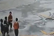 【動画】マンホールに爆竹を投げ入れた中国のガキ、2mくらい吹っ飛ぶ