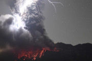 「巨人の衝突」 日本の火山上空で撮影された恐るべき自然現象が海外で話題に　海外の反応