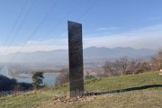 【モノリス】ユタ州の謎の物体に似た金属　今度はルーマニアに出現！