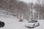 【画像】ノーマルタイヤのEVセダン、大雪の三国峠に突入して立ち往生「まーいいじゃんそういうの、いいから助けろ」
