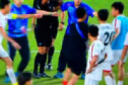 【動画】 日本代表に敗れた北朝鮮、審判に詰め寄り怒り爆発　顔を近づけ威嚇も… 日本側はあ然