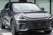 高級車路線だったレクサス、300万円台から買えるように