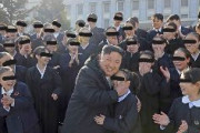 【北朝鮮】 金正恩、訪朝の朝鮮学校児童・生徒らと記念写真　「総連の担い手育成」求める