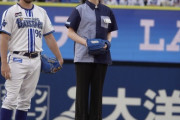 【悲報】完投勝利のDBバウアー、始球式のアイドルに照れてしまう
