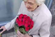 「見知らぬお年寄りたちに花束を贈ってみた…」感動する表情いろいろ