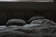 午後9時前就寝で認知リスク2倍、1日8時間以上の睡眠で69%上昇