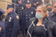 海外「地下鉄のマスク義務化ルールを集団で無視している警察達」