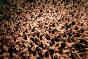 海外「この時期に…」 岡山で1万人の男たちが宝木を奪い合う「はだか祭り」が行われる　海外の反応