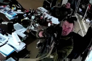 ロシア兵がウクライナの民間人から略奪　⇒　監視カメラに気付いて破壊（動画あり）