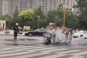 【動画】中華EV　衝突された衝撃で爆発炎上