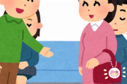 電車で人に席を譲ろうと思った時は、何も言わず降りるフリして隣の車両へ行きます