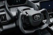 【画像】トヨタさんハンドルの形を変えてしまうwwwwww