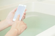 充電中のiPhoneが風呂に落下、ロシアの12歳少年が感電死　