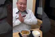 【動画】吉野家の牛丼を９秒で食う男が発見される