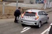 【動画】車の前に自転車を置いて停車させ絡む悪質な自転車乗りが話題に