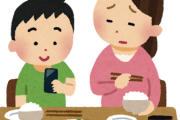 【悲報】最近の若者、なんと8割がスマホをを見ながら食事していた… 識者「タイパ思考の表れか」