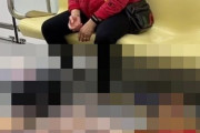 【！？】中国人女性さん、電車の中で突然○○を床に並べて販売し始める・・・