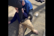 【悲報】万引き犯、捕まって踏みつけられてビンタまでされるｗｗｗｗ