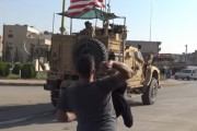 「アメリカはウソつきだ！」シリアから撤退する米軍車両にクルド人ら怒り爆発…ジャガイモを投げつける
