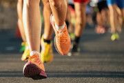ランニングシューズは足を弱くしてケガを増やすという研究結果・・・