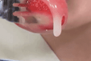 葛湯いちごを食べる西田汐里ちゃん