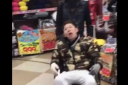 【動画】障害者の真似をして店内で暴れる陽キャｗｗｗｗ