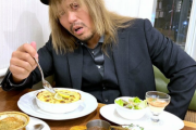 【悲報】プロレス王者さん、ファミレスで金を払わず記者を残して退店する「極悪行為」を働いてしまうｗｗｗｗｗ