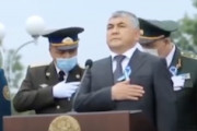 国家を聞くときに敬礼すべきか胸に手を当てるべきかで迷うウズベキスタンの偉いさんたち。