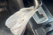 「シフトレバーにレジ袋」ゴミ箱代わりが車の誤操作の原因に!? 車内のゴミが危険な存在になる理由とは