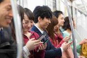 「サンドイッチは…」電車内の食事で「ぎりぎり許される」と思うもの。300人の”許容範囲”はどこまで？