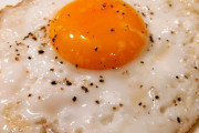 【画像】目玉焼きに一番合う調味料は世界的に見て「塩胡椒」らしいよ