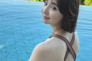 篠田麻里子38歳、セクシーショットを披露する。