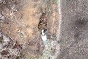 【軍事】身を寄せ合うロシア兵にドローンから爆弾を投下するウクライナ。