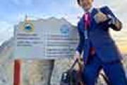 海外「そんなこと可能なの？」 日本人男性が標高4,095mのキナバル山にスーツ姿で登頂