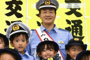 【画像】与田ちゃんの警察コス、パッツパッツン