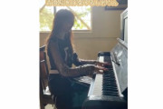 【TikTok】『ピアノに挑戦するしおりん?』｢ミスタッチが可愛すぎて笑ける」｢逆光でも美しさが伝わる」｢夏菜子ちゃんと連弾やって欲しい」
