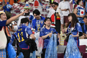 【画像】外国人「日本人はイメージ作りのためにW杯のゴミ拾いやってるだけ。日本国内のスタジアムはこれ」