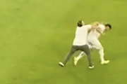 【動画】ピッチにファンが乱入して選手を殴打、サッカーの試合中止に　コロンビア