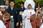 観光客も多い神社で神前結婚をした友人。みんな歓声をあげ新婦は気をよくしていたんだが、外国の観光客に言われた一言で新婦が怒った…