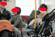 私のお腹を見た若い女の子が席を譲ってくれたんだが、ベビーカーを押した夫婦が乗車。私の前に来て　→「よかったら席を譲ってください」
