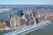 医療関係者らに感謝、NY市上空で海軍「ブルーエンゼルス」と空軍「サンダーバーズ」の両飛行隊がアクロバット飛行！