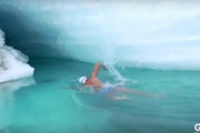 ”シロクマ”と呼ばれる男性が地球温暖化の脅威にさらされる南極の海を泳ぐ