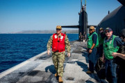 地中海を航行する米海軍のオハイオ級原子力潜水艦に米第6艦隊副司令官が乗船！